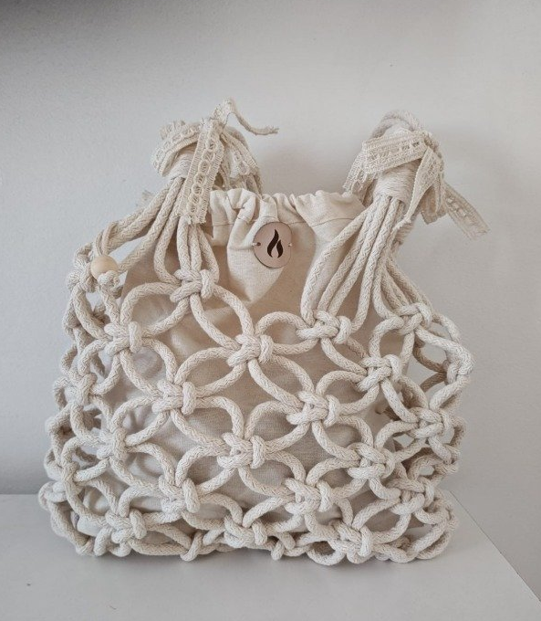 Cartera artesanal modelo Ali de macramé hecha a mano diseño minimalista y elegante