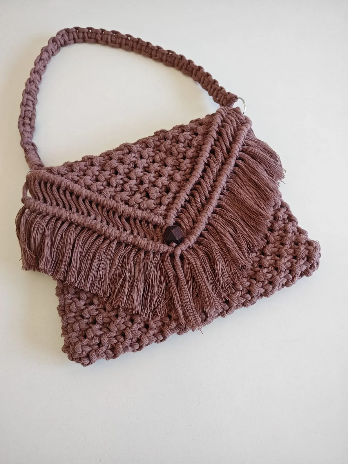 Cartera artesanal modelo Ana de macramé hecha a mano estilo clásico y elegante femenino