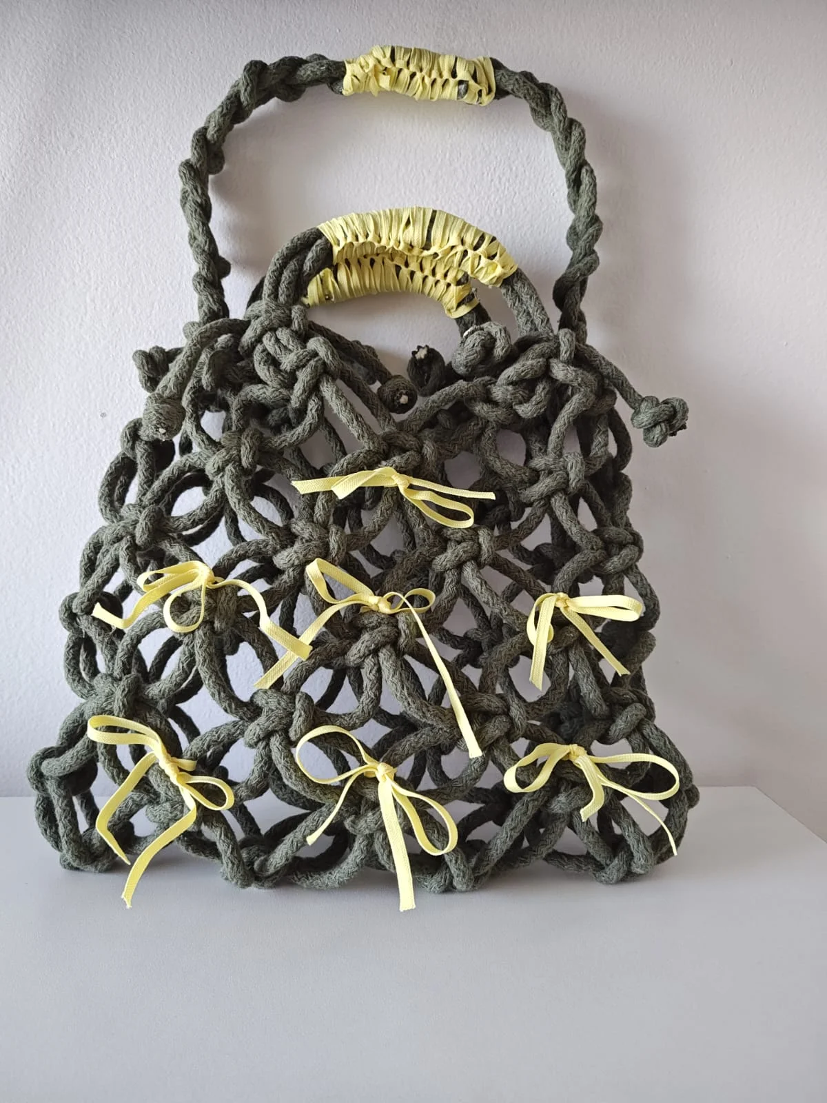 Cartera artesanal modelo Aurora de macramé hecha a mano diseño elegante y luminoso