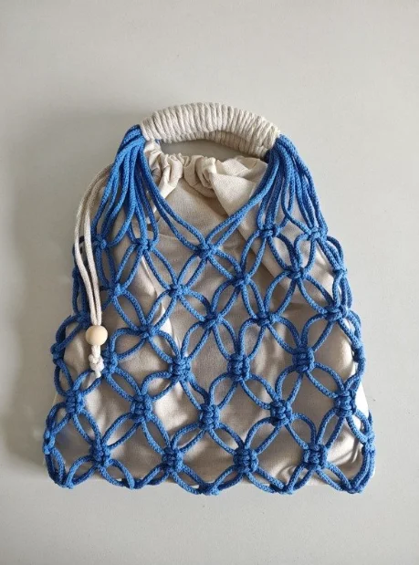 Cartera artesanal modelo Azulino de macramé hecha a mano con diseño elegante en tono azul