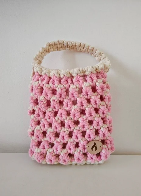 Cartera artesanal modelo Flora de macramé hecha a mano con diseño femenino y delicado