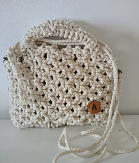 Cartera artesanal modelo Herminia de macramé hecha a mano estilo elegante y sofisticado