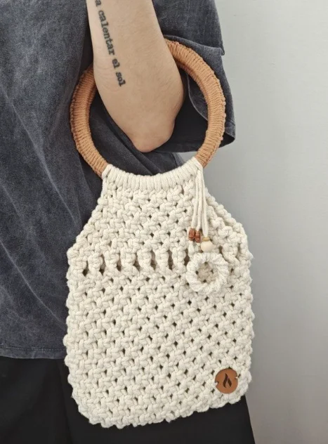 Cartera artesanal modelo Josefa de macramé hecha a mano con diseño elegante clásico