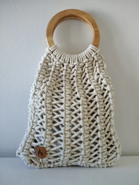 Cartera artesanal modelo Nube de macramé hecha a mano con diseño elegante y liviano en tono claro