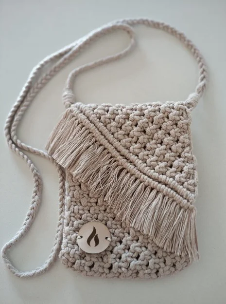 Portacelular artesanal de macramé hecho a mano con diseño minimalista y funcional