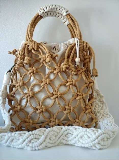 Cartera artesanal modelo Tierra de macramé hecho a mano con diseño elegante